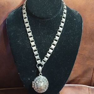 Elegant Silver Pendant Necklace